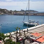 Les Pieds Dans L\'Eau Sur L\'Ile Du Frioul