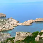 Les Pieds Dans L\'Eau Sur L\'Ile Du Frioul