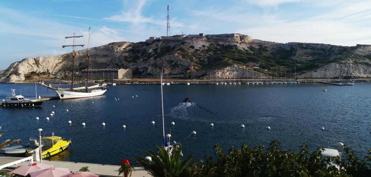 Les Pieds Dans L'eau Sur L'ile Du Frioul Marseilles