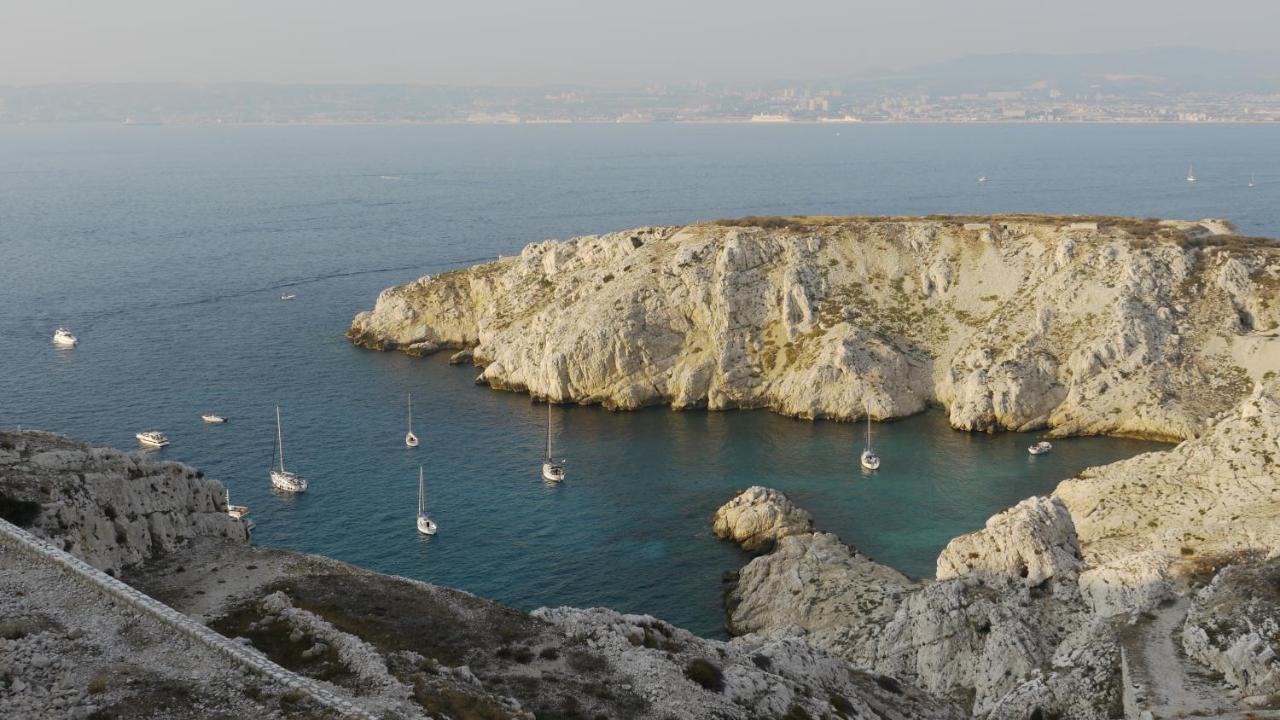 Les Pieds Dans L'eau Sur L'ile Du Frioul *