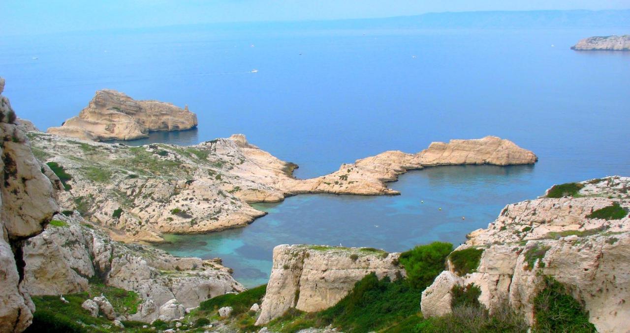 Les Pieds Dans L'eau Sur L'ile Du Frioul Marseilles